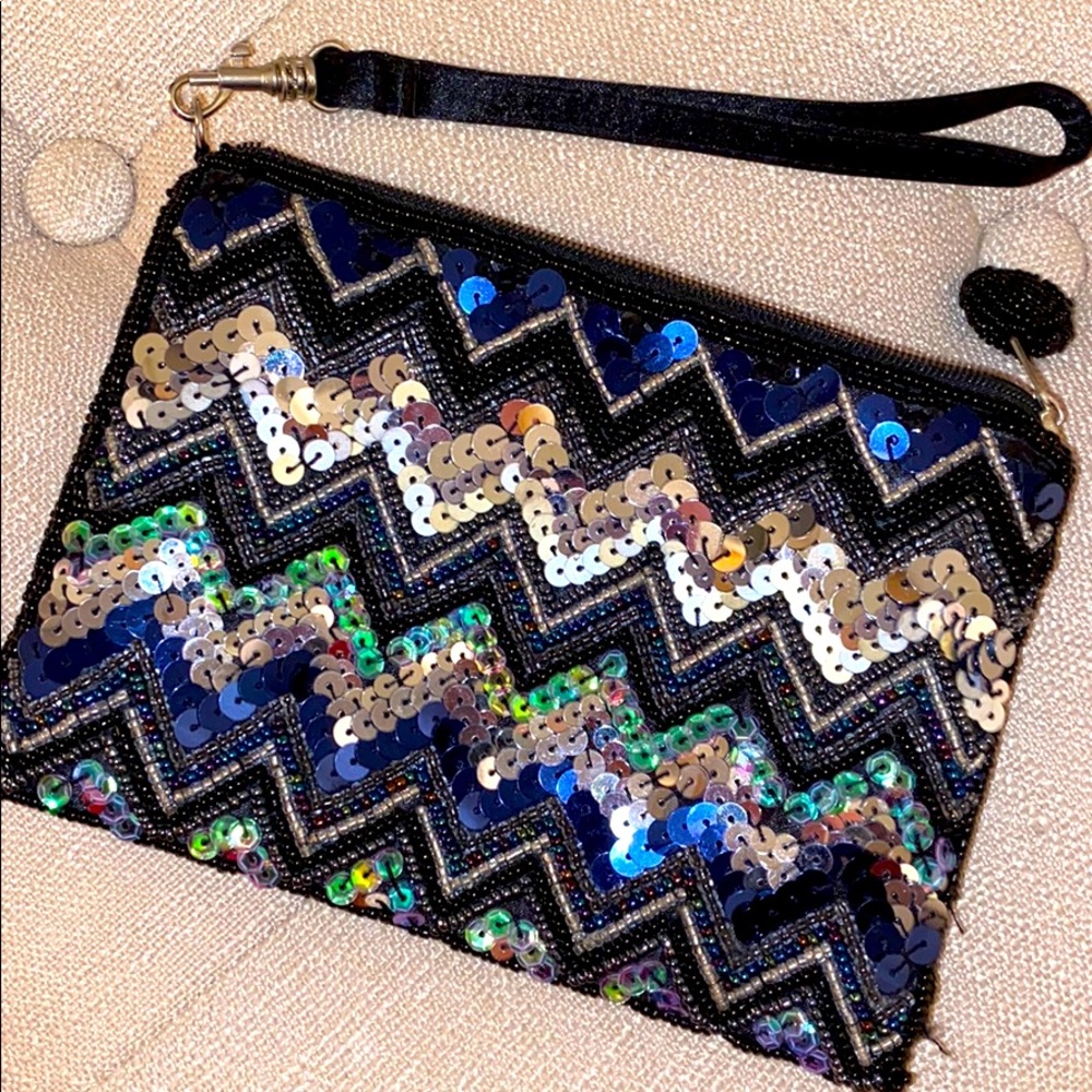Beautiful Sequined Zig-Zag Patterned Wristlet - image 6
